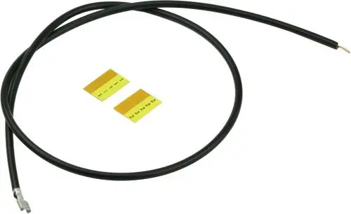 Schwarzes Kabel mit einem unbeschädigten Anschluss und zwei gelben Steuerelementen, möglicherweise für einen Bosch Zündmechanismus oder elektronische Verbindung.
